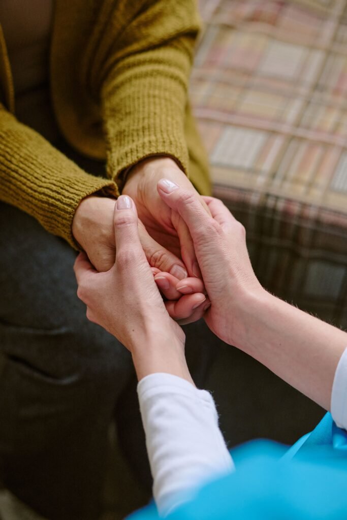 dos personas tomadas de las manos