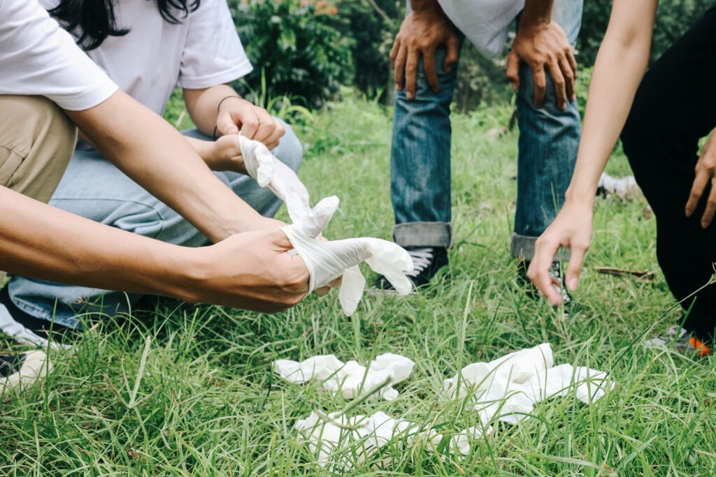personas con guantes